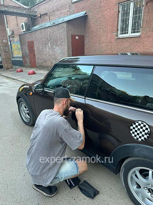 Вскрыть дверь автомобиля